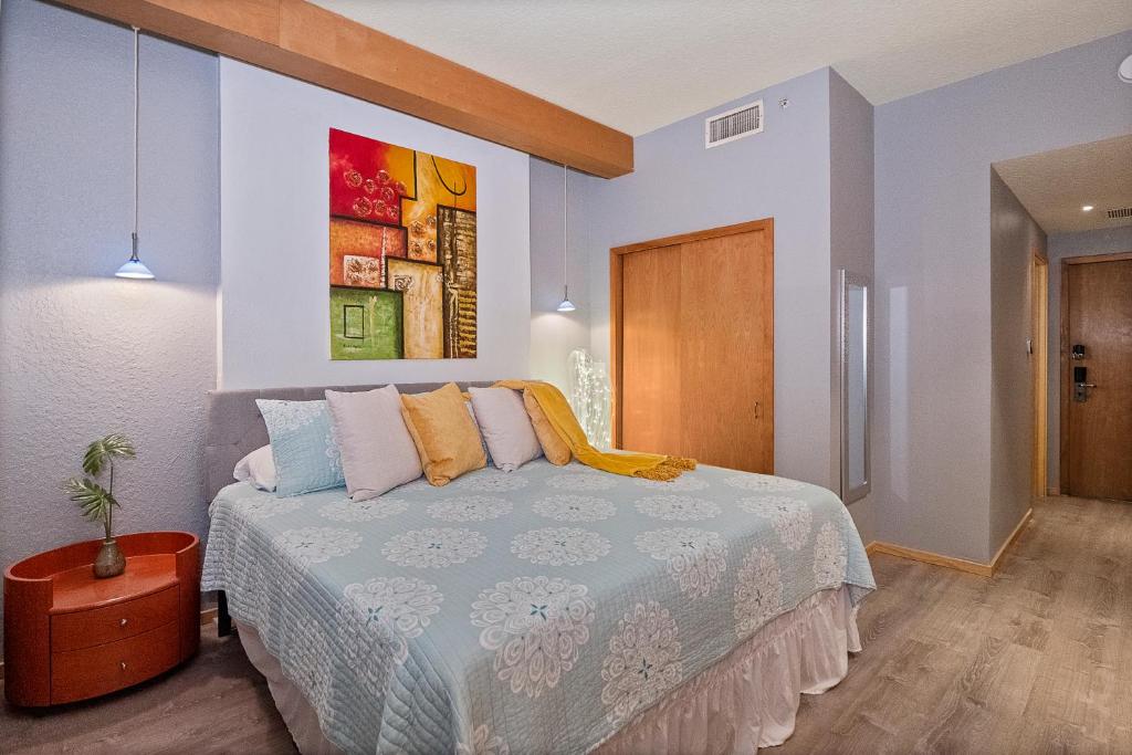 um quarto com uma cama e um quadro na parede em Couples Getaway - Sweet Retreat - European Village Best Location em Palm Coast