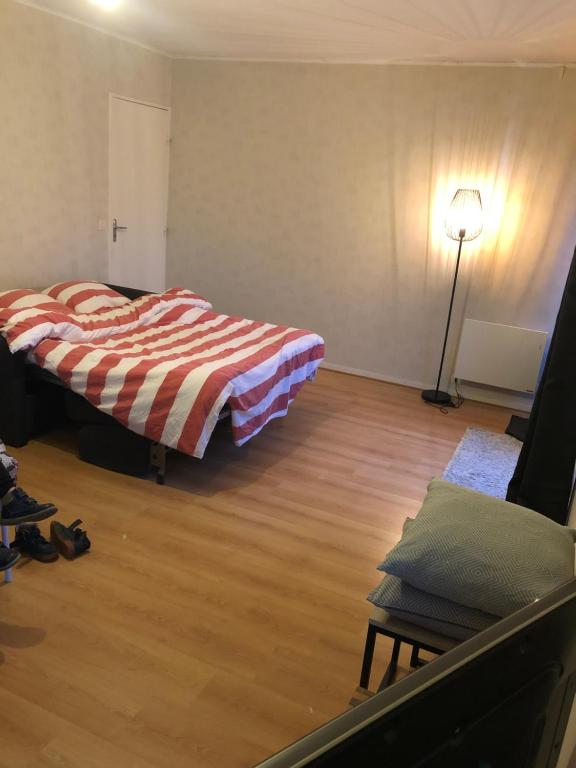 Кровать или кровати в номере Studio lumineux et confortable