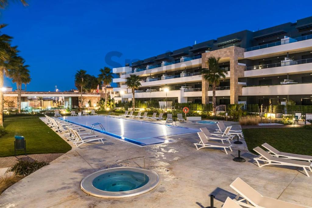 Bazén v ubytování Exclusive apartment in Flamenca Village with gym, sauna, 3 pools - 600 m from the beach nebo v jeho okolí