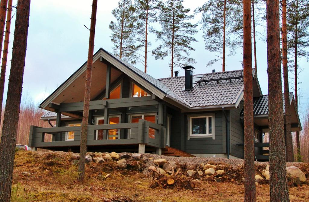 una casa en medio del bosque en SaimaanHelmi en Savonlinna
