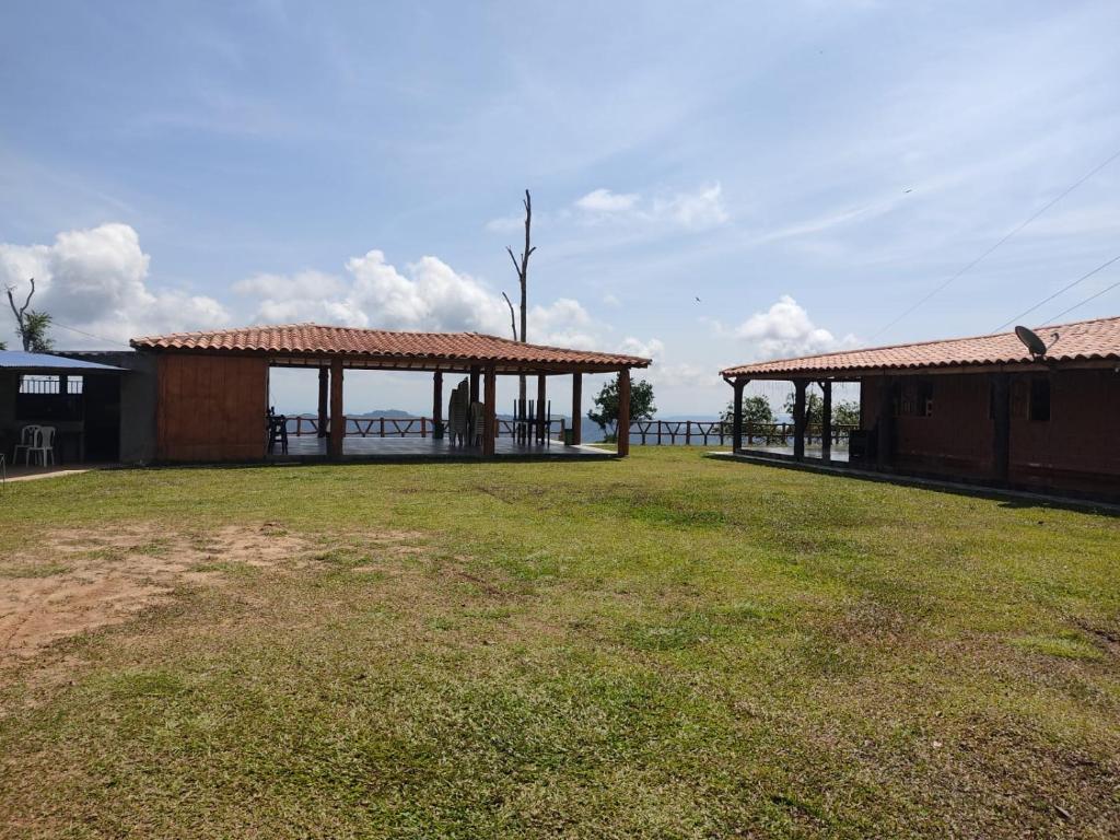 einen Pavillon mit Blick auf das Meer in der Ferne in der Unterkunft Finca campestre y recreativa los potrillos in Doradal