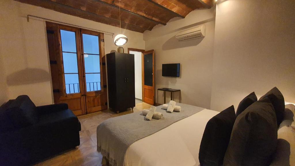 Postel nebo postele na pokoji v ubytování Barrio Gotico Apartments Escudellers