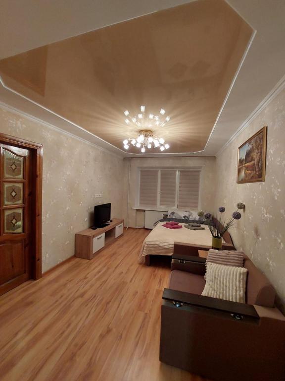 a large bedroom with a bed and a couch at Подобова оренда двокімнатної квартири Старичі in Starychi