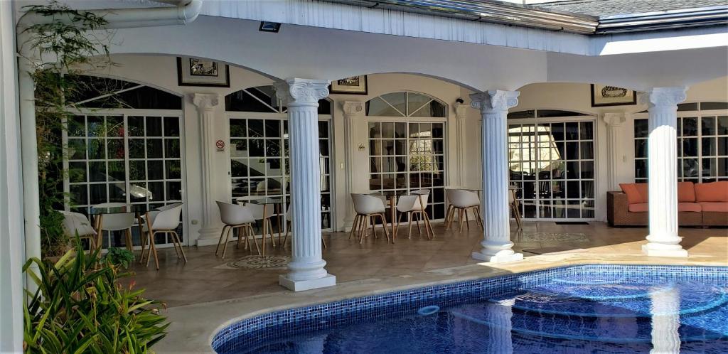 Bazén v ubytování Alameda Cariari Boutique Hotel nebo v jeho okolí