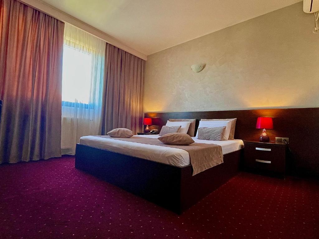 Postel nebo postele na pokoji v ubytování Hotel Athos