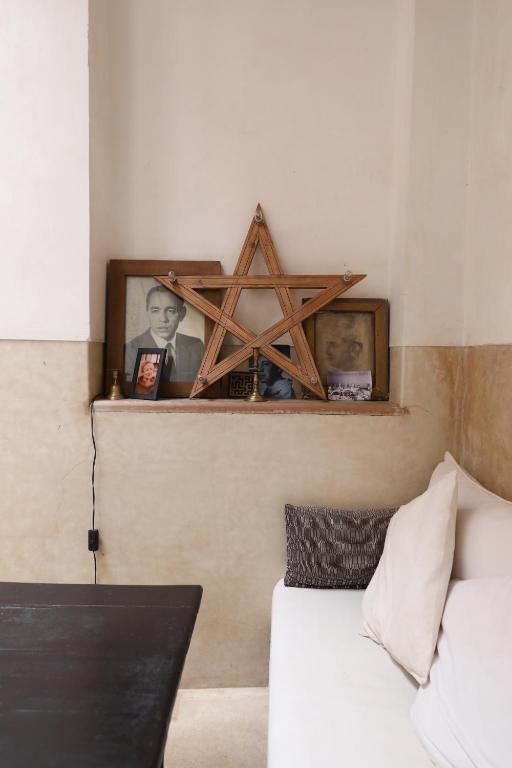 Postel nebo postele na pokoji v ubytování Riad Azzouna 13
