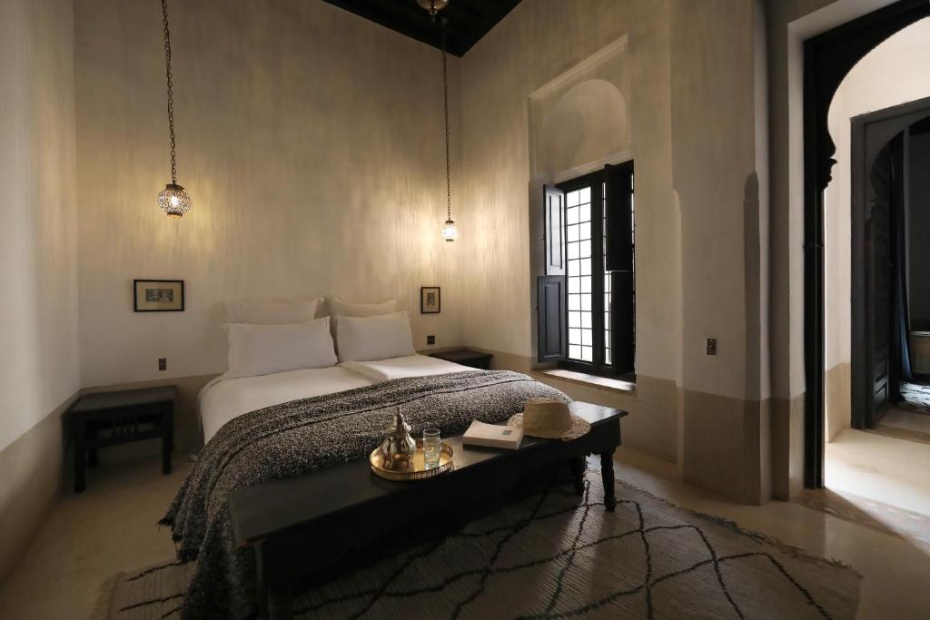 Postel nebo postele na pokoji v ubytování Riad Azzouna 13