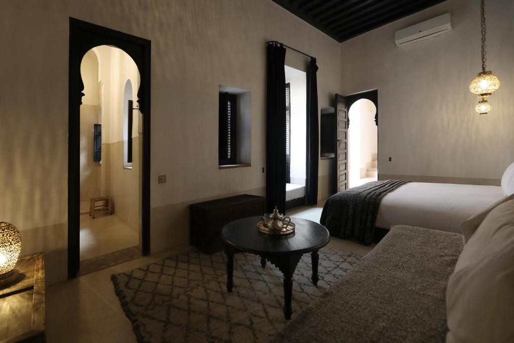 Postel nebo postele na pokoji v ubytování Riad Azzouna 13