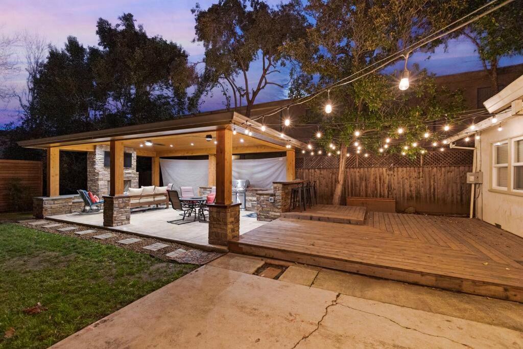 een achtertuin met een houten terras met touwverlichting bij 2Bed in Quiet Neighborhood Beautiful Outdoor Space in Chico