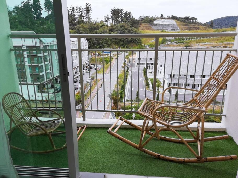 Balkón nebo terasa v ubytování W6WarmStay@GoldenHills/3RPenthouse/WiFi/PasarMalamView/2carpark