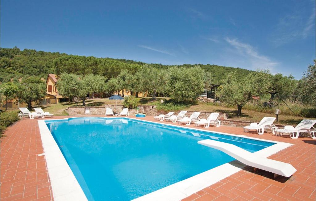 een zwembad met ligstoelen en een resort bij Casa Grande in Torricella