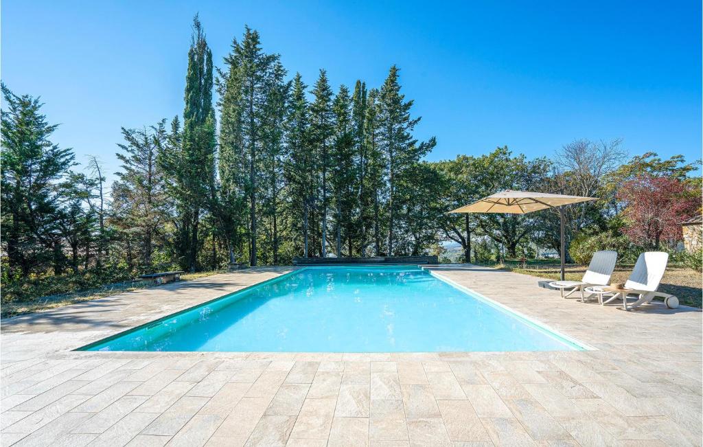 een zwembad met 2 stoelen en een parasol bij Awesome Home In Casole Delsa With House A Panoramic View in Casole dʼElsa
