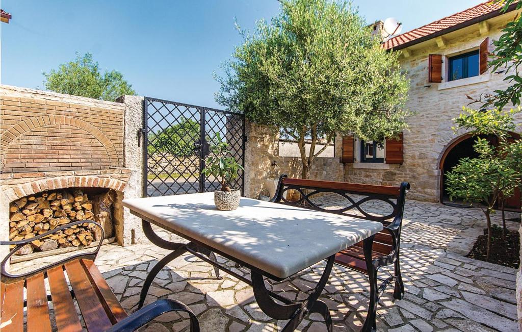 Patio alebo iná vonkajšia časť ubytovania Two-Bedroom Holiday Home In Krnica