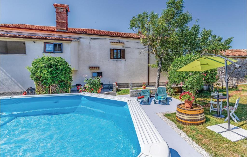 basen przed domem w obiekcie Apartment Glavani Iv w mieście Barban