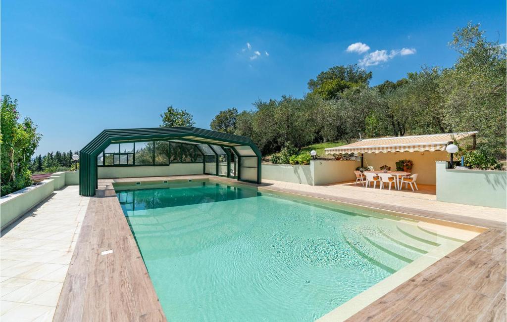 una piscina en un patio trasero con una casa en La Collina, en Murlo