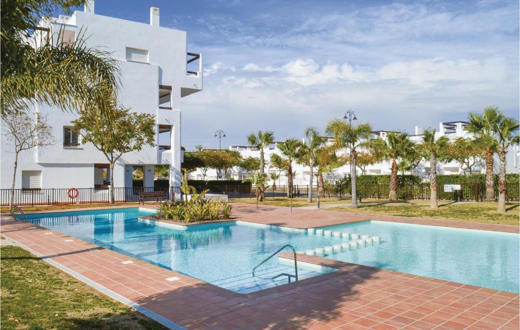 El RomeroにあるNice Apartment In Alhama De Murcia With 2 Bedrooms, Wifi And Swimming Poolの白い建物の前のスイミングプール