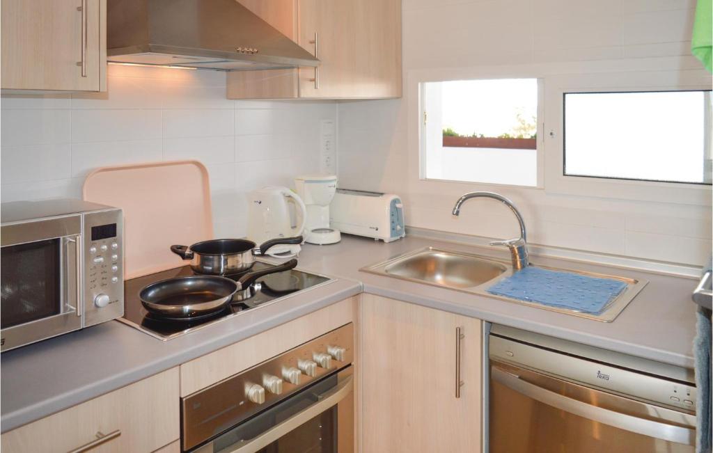Kuchyň nebo kuchyňský kout v ubytování Amazing Apartment In Alhama De Murcia