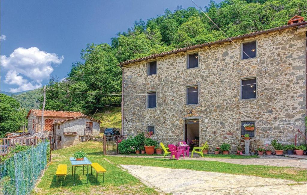 a stone building with a table and chairs in front of it at Val Di Vaiana in Renaio