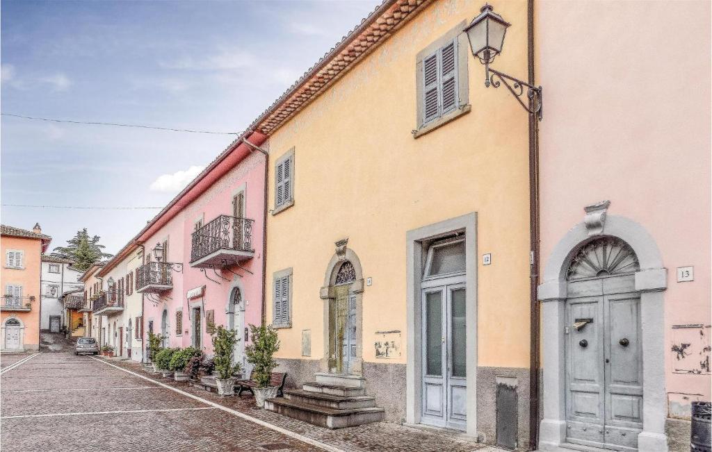 eine Straße in einer Stadt mit rosa und gelben Gebäuden in der Unterkunft Longino in Baschi