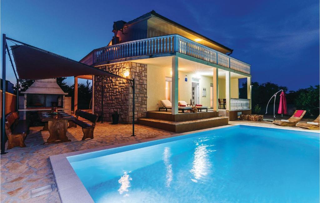 uma villa com piscina em frente a uma casa em 4 Bedroom Pet Friendly Home In Polaca em Polača