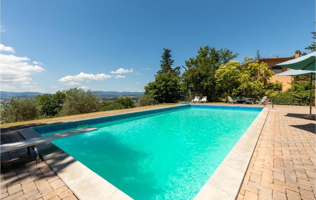 San GiustinoにあるAwesome Home In San Giustino Pg With 4 Bedrooms, Private Swimming Pool And Outdoor Swimming Poolの家の中の青い水のスイミングプール
