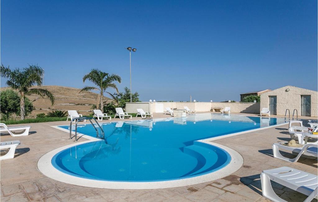 Nice Home In Ragusa With Outdoor Swimming Pool tesisinde veya buraya yakın yüzme havuzu