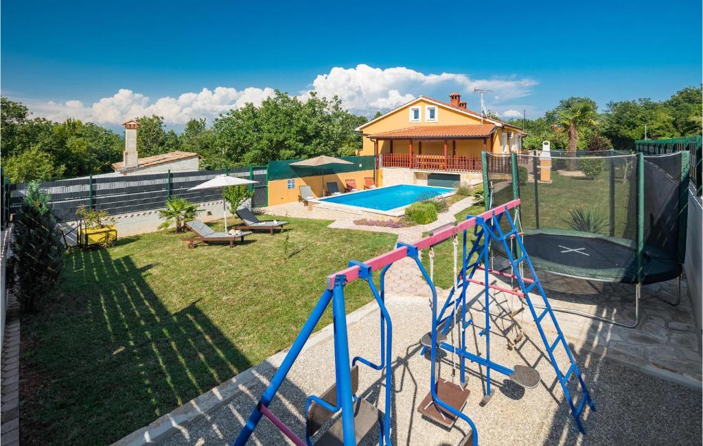 z widokiem na ogród z basenem w obiekcie Stunning Apartment In Motovun With Kitchen w mieście Motovun
