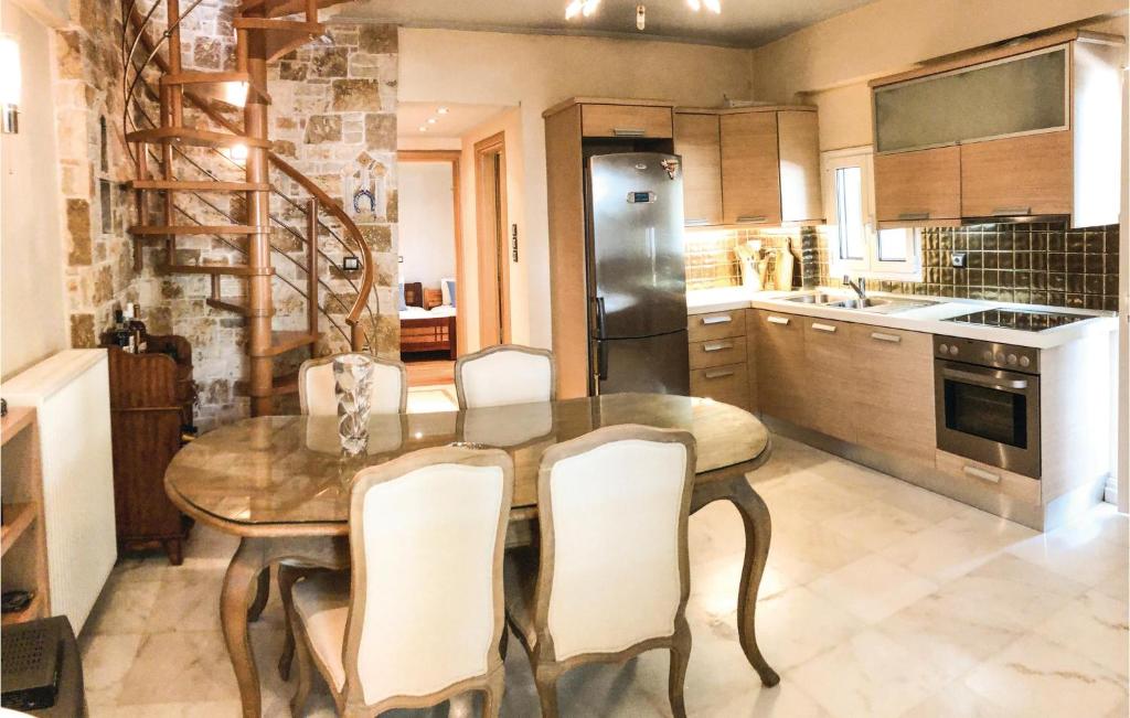 Kuchnia lub aneks kuchenny w obiekcie Amazing Home In Artemida With Kitchen