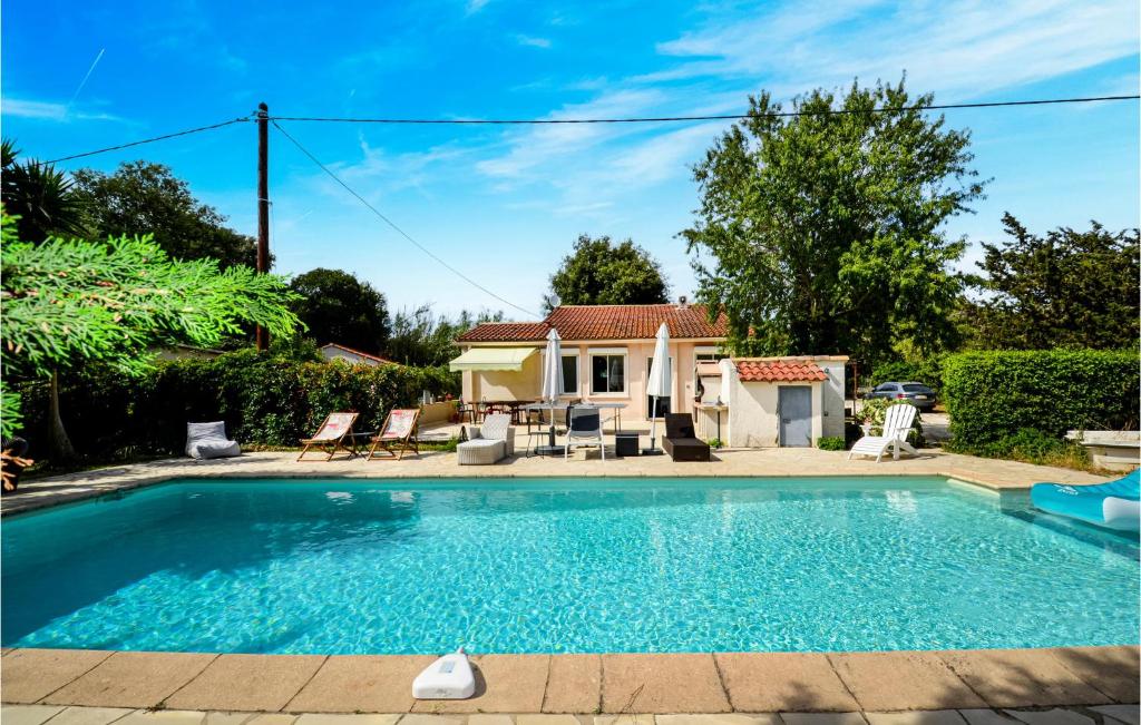 シス・フール・レ・プラージュにあるAmazing Home In La Seyne Sur Mer With 3 Bedrooms, Wifi And Outdoor Swimming Poolの家の前のスイミングプール