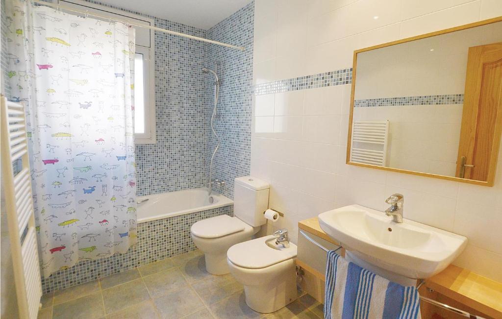 A bathroom at 7 Bedroom Lovely Home In Santa Susanna