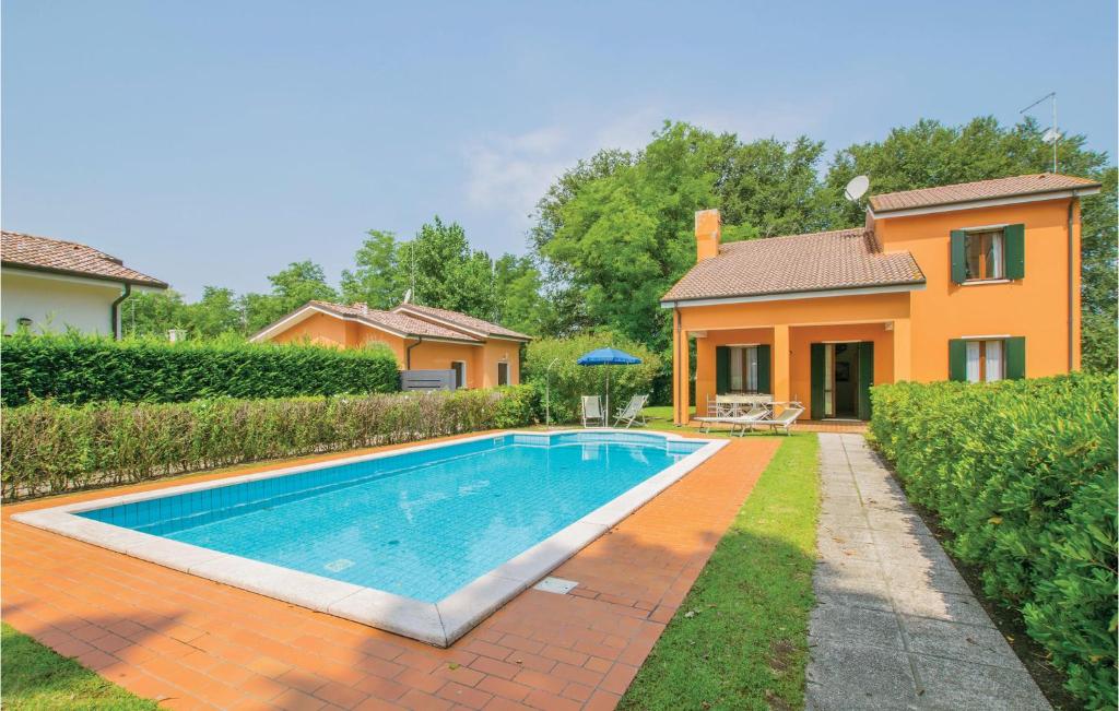 アルバレッラ島にあるNice Home In Albarella Ro With 3 Bedrooms And Outdoor Swimming Poolの家の前のスイミングプール