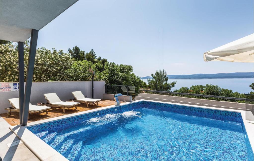 een zwembad met uitzicht op het water bij Amazing Apartment In Medici With Kitchen in Kutleša