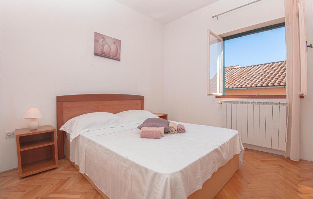 Posteľ alebo postele v izbe v ubytovaní 3 Bedroom Lovely Apartment In Brodarica
