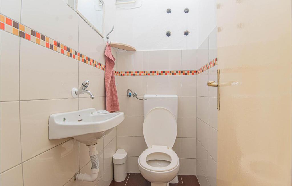 Kúpeľňa v ubytovaní 3 Bedroom Lovely Apartment In Brodarica