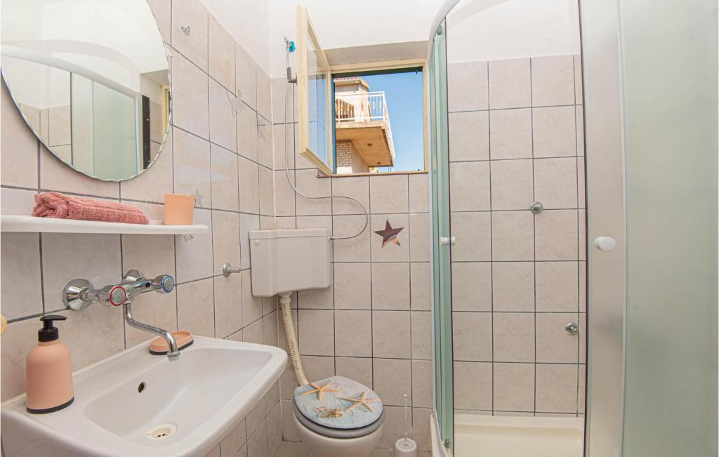 Kúpeľňa v ubytovaní 3 Bedroom Lovely Apartment In Brodarica