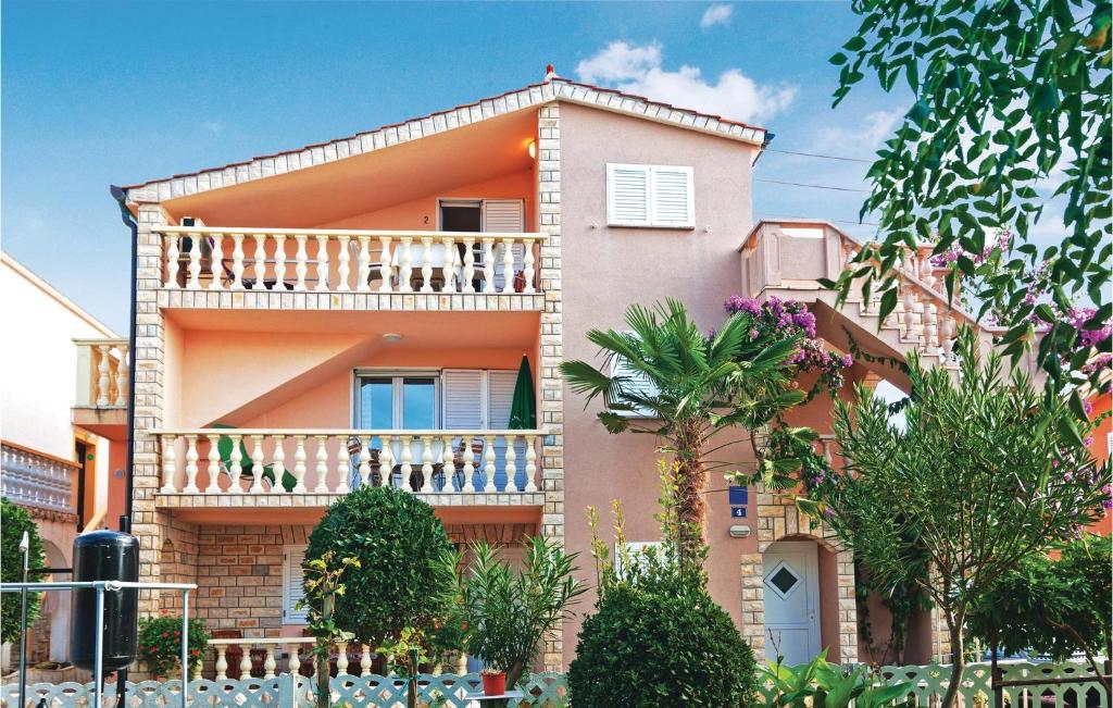um edifício com uma varanda ao lado em Beautiful Apartment In Privlaka With Kitchen em Privlaka