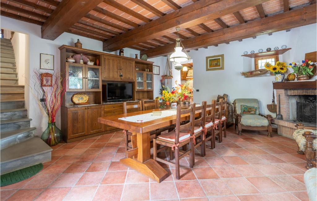 A television and/or entertainment centre at Awesome Home In Dicomano Fi