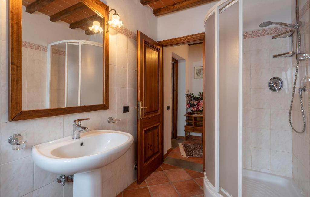 A bathroom at Awesome Home In Dicomano Fi