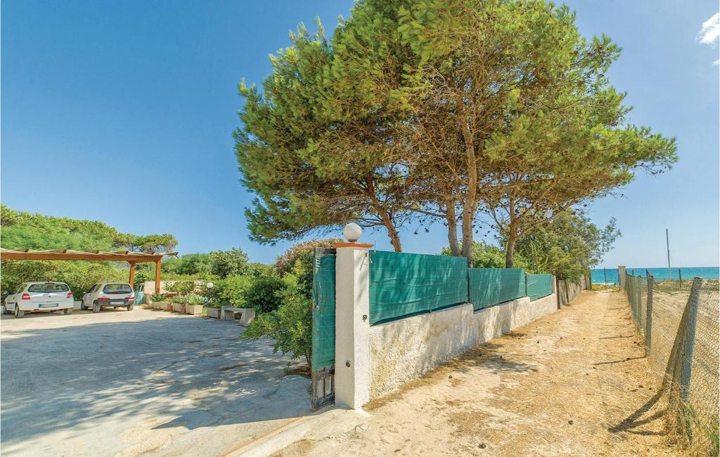 płot i drzewo na poboczu drogi w obiekcie Villa Caterina w mieście Menfi