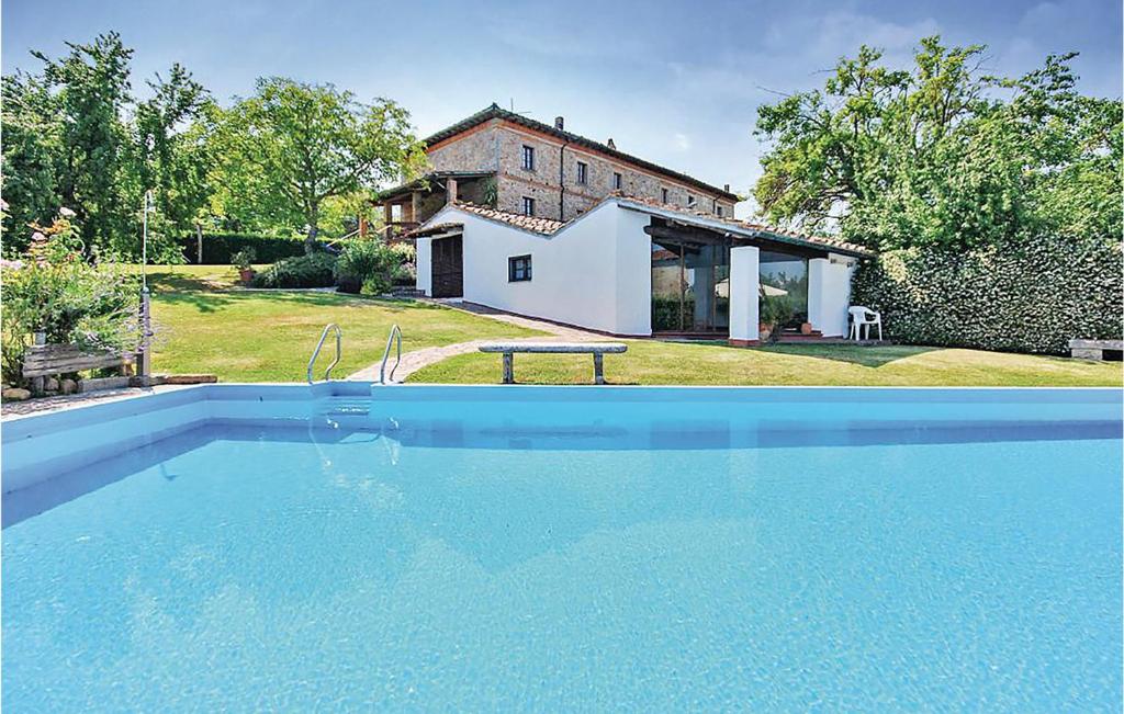 duży basen przed domem w obiekcie Stunning Home In Monticiano With Wifi w mieście Monticiano