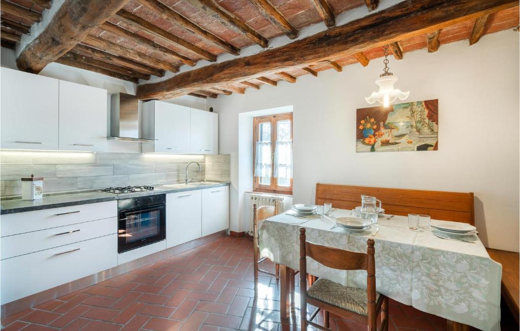 Kuchnia lub aneks kuchenny w obiekcie Stunning Home In Monticiano With Wifi