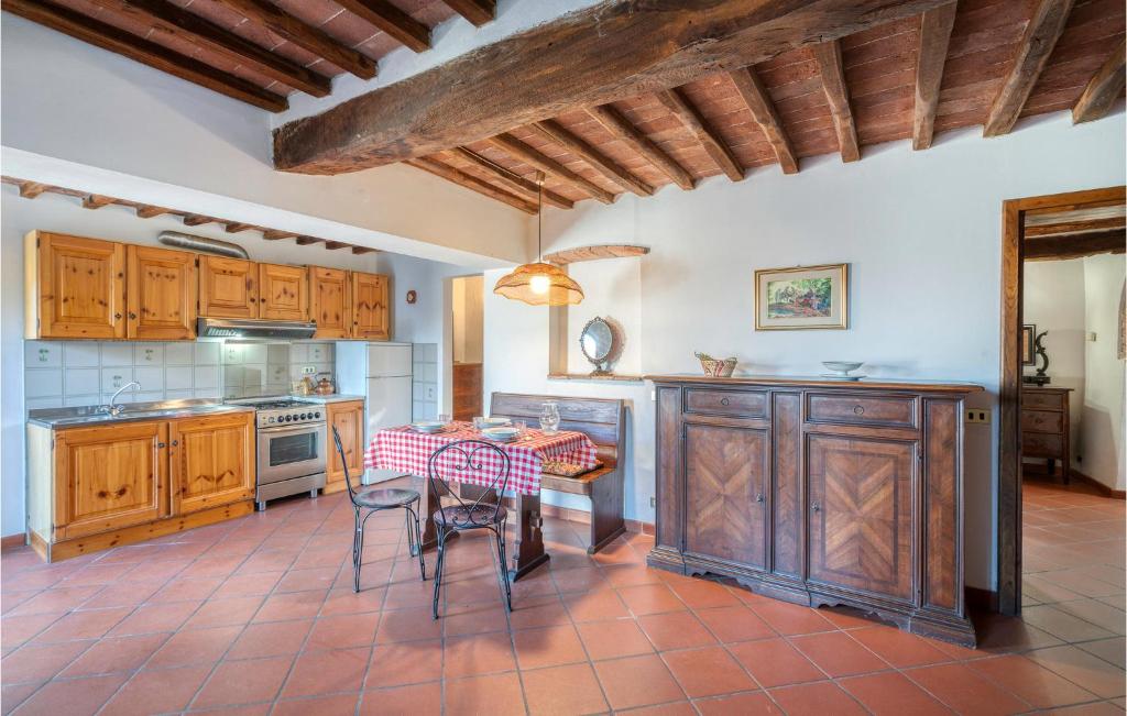Kuchnia lub aneks kuchenny w obiekcie Stunning Home In Monticiano With Wifi