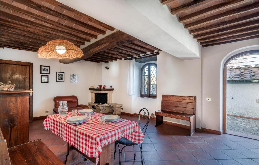 Zdjęcie z galerii obiektu Stunning Home In Monticiano With Wifi w mieście Monticiano