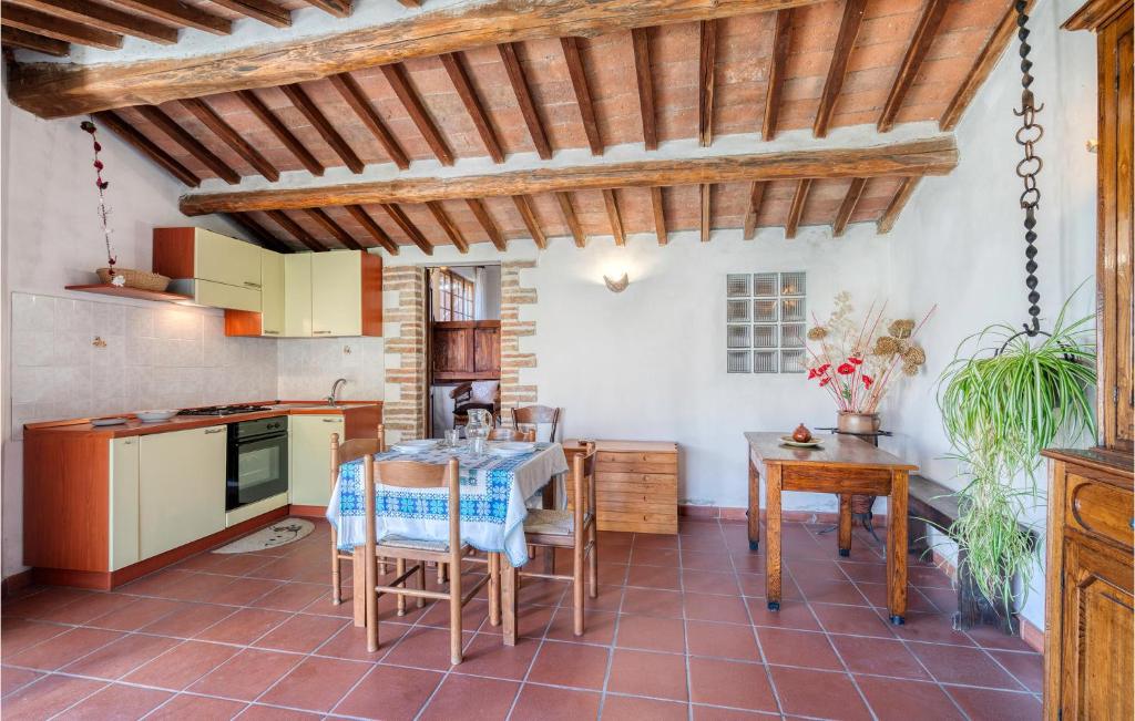 Kuchnia lub aneks kuchenny w obiekcie Stunning Home In Monticiano With Wifi