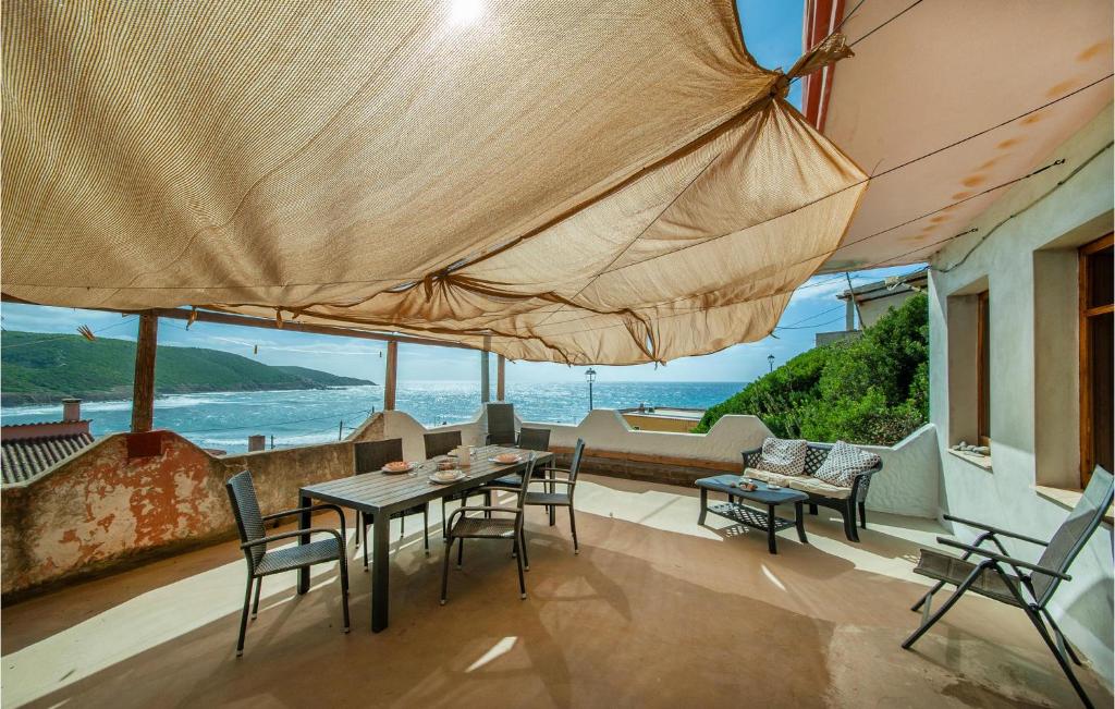 d'une terrasse avec une table et des chaises et une vue sur l'océan. dans l'établissement La Corsara, à Torre Dei Corsari