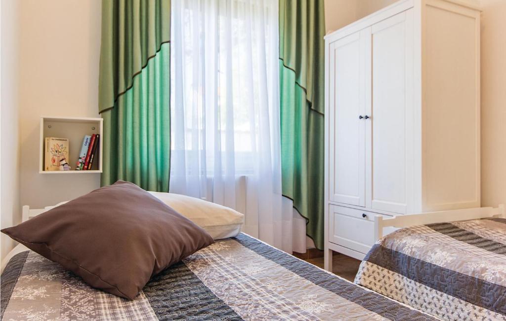 Łóżko lub łóżka w pokoju w obiekcie Holiday Home Vrcevan I