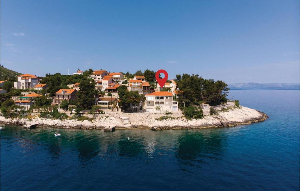 eine kleine Insel im Wasser mit Häusern darauf in der Unterkunft Beautiful Apartment In Prigradica With House Sea View in Prigradica