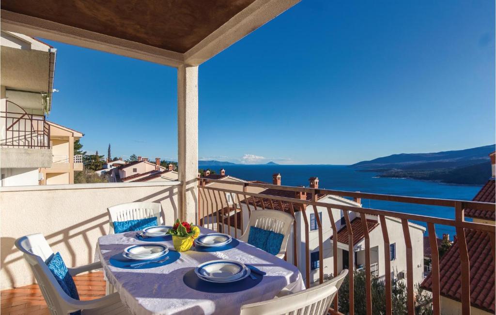 - une table sur un balcon avec vue sur l'océan dans l'établissement Cozy Apartment In Rabac With Wifi, à Rabac