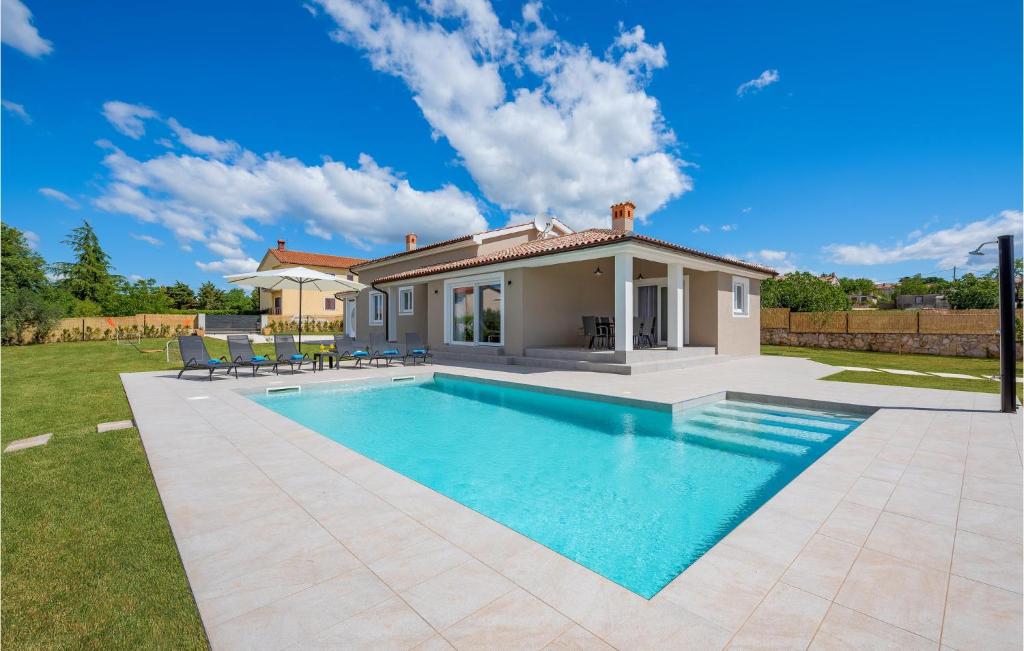 uma villa com piscina em frente a uma casa em Amazing Home In Barban With Outdoor Swimming Pool em Barban