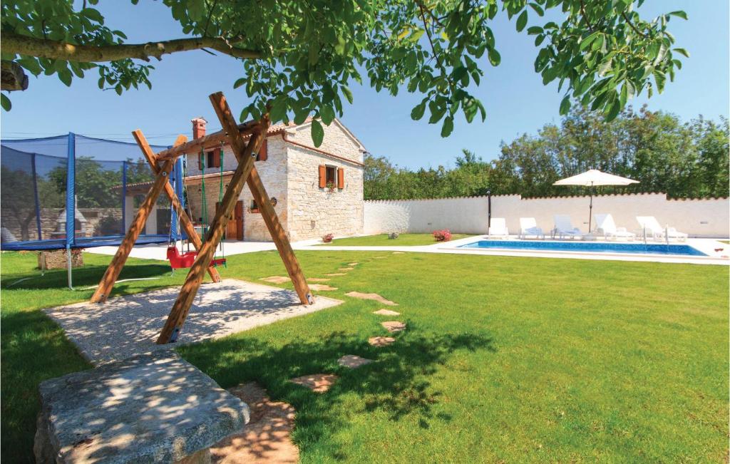 Bazén v ubytovaní Two-Bedroom Holiday Home 0 In Filipana alebo v jeho blízkosti